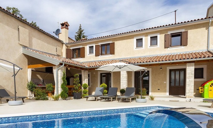 Zminj Maison | Lovely restored house with heated pool