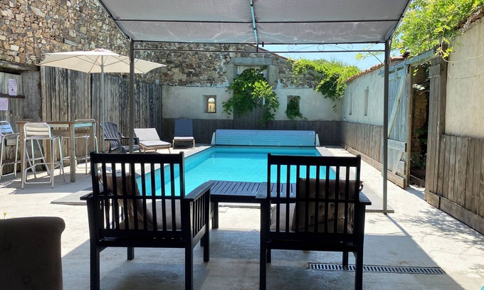 Cholet Lit Et Petit-Déjeuner | Jolie chambre avec piscine privée pour vous toute la soirée la nuit en campagne