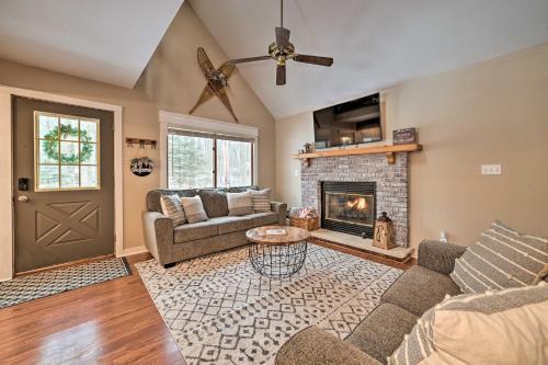 Higgins Lake Maison | Lovely Roscommon Cabin Less Than 3 Mi to Higgins Lake!