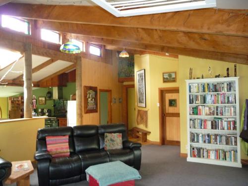 Motueka Valley Maison | Lovely rural 3 bedroom home near the Kahurangi NP