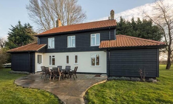 Littleport Maison | Lovely & Spacious Country Cottages For 8 People