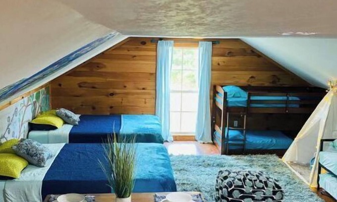 Laurel Cabine | “Lovely Tree”Bunk House&Pool@The House on the Hill