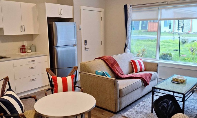 Langford Maison | Homey Space with Optional Extra Room - Sleeps 8. Complimentary Treats!