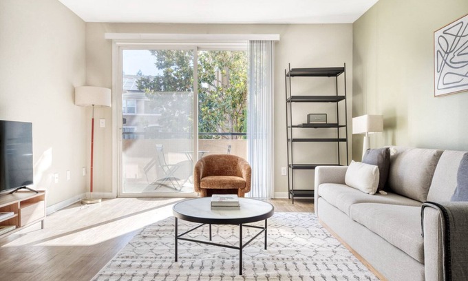 Contra Costa Centre Appartement | Lovely Walnut Creek 2BR w/ Pool, Gym & W/D, close to BART, by Blueground