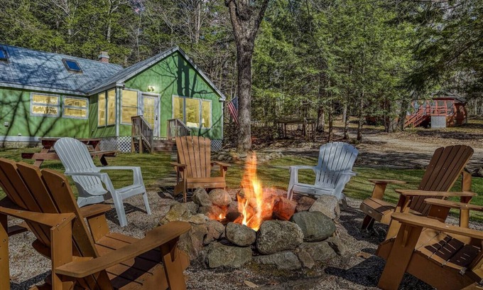 Fryeburg Cabine | Lovewell Lodge | Cozy Cabin w/Firepit and Kayaks