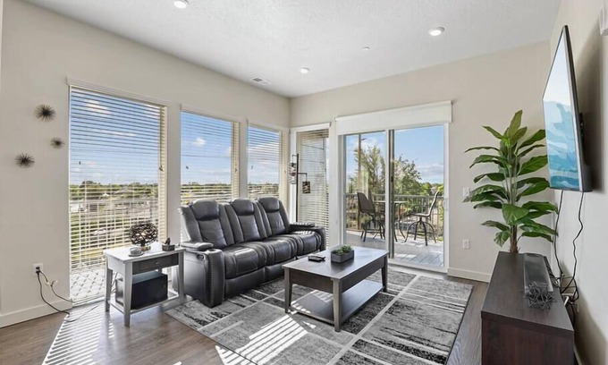 Orem North Appartement | Luxury Living Top Floor Balcony View King Size Bed