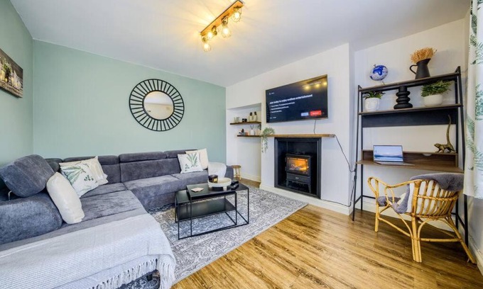 Acresford Maison | LOW rate for a 4-Bedroom House in Coventry with Free Unlimited Wi-fi 2 Car Parking 53 QMC