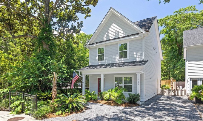 Mount Pleasant Maison | Lowcountry Lux / 5 min to Beach / 7 min to Dtwn