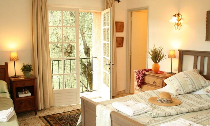 Le Bar-sur-Loup Appartement | Lower Garden Apartment à La Bastide Saint Christophe, *Grande Piscine Chauffée*