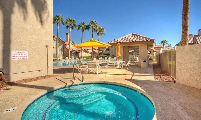 Palm Valley Copropriété | Lower Level Condominium, 2 Bedroom, 2 Bath, Tennis, Pool, Jacuzzi,