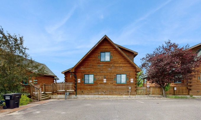 Warrens Maison | Lower-Level duplex, adventure retreat with fire pit, patio, & WIF