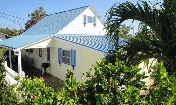 Man O War Cay Cottage | Chalet loyaliste, plafond cathédrale, génératrice, A. C., voiturette de golf gratuite pour votre usage