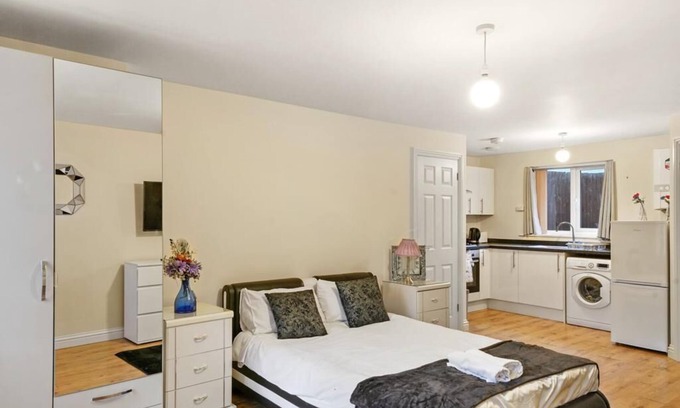 Luton Appartement | LT Properties Lovely Studio Apartment