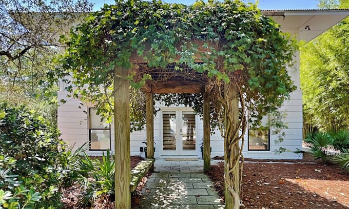 Seagrove Beach Maison | Lucky 7 Beach | Near Beach, Private Pool, Golf Cart + Bicycles