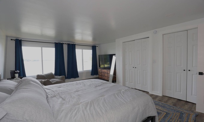 Shelbyville Cottage | Lucky Catch Cottage 4 bedroom/2 bathrooms with AC on Gun Lake