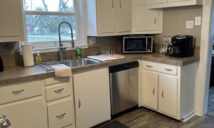 Wilson Maison | Lucy's Lake House, Lake view, One block from Lake Ontario, Peaceful & Spacious