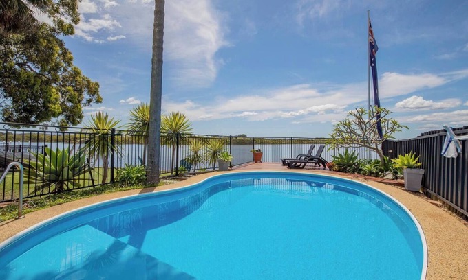 Swansea Maison | Ludford Lakefront and Beachside Retreat for Groups