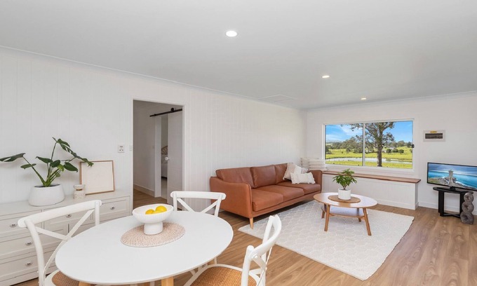 Gloucester Appartement | LUJO STUDIO - Elegant & modern studio - Retreat in Gloucester Tranquil Rural Escape with Pool & Views