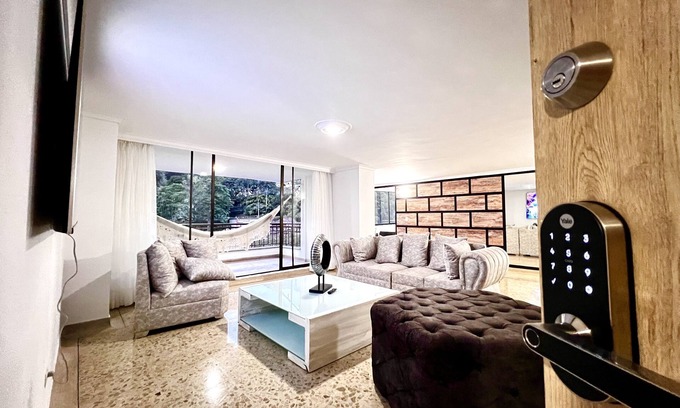Los Naranjos Appartement | Lujoso, Amplio Apto en el Barrio más Seguro y Lindo de Medellín
