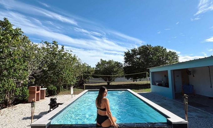Aguirre Maison | LuKai Beach House- amplia casa privada con piscina, 3-bedrooms y cupo para 12.