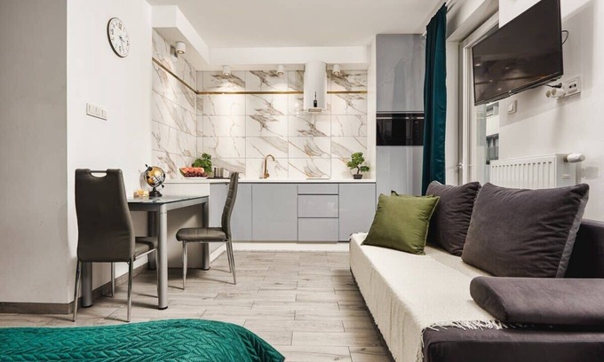 Baluty Appartement | Lumina studio with parking near Manufaktura