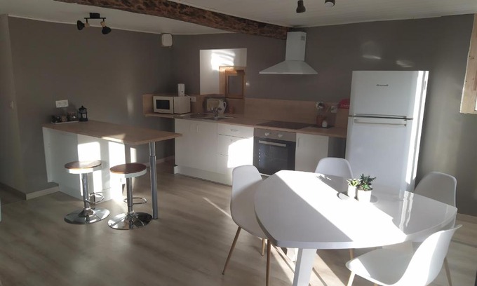 Saint-Antoine-l'Abbaye Appartement | Lumineux & familial au cœur de St Antoine l'Abbaye