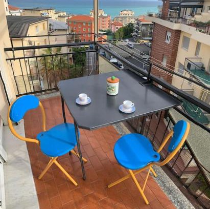 Varazze Appartement | Luminoso alloggio vista mare, comodo alla spiaggia