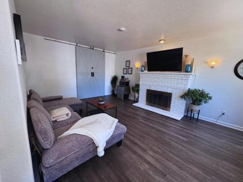 Castro Valley Maison | Luna's Cozy Private Hosted Suite with Fireplace and 2 Bedrooms