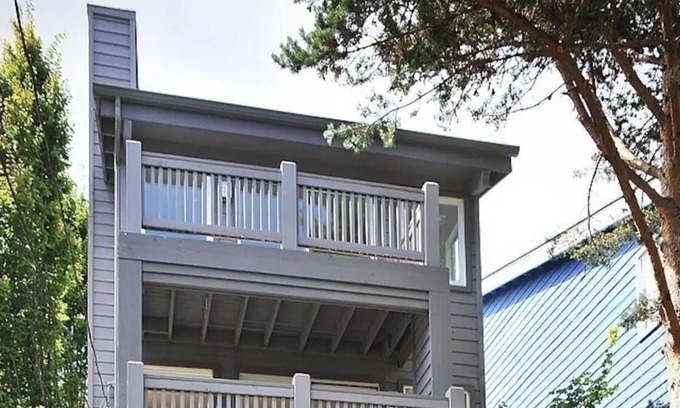 Stevens Maison | Lush Greenery in Centrally Located House with DECKS!