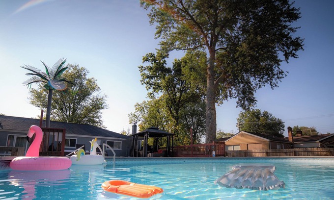 Mason Maison | Lush Hideaway: Serenity with Hot Tub and Pool, 6 mins from Kings Island