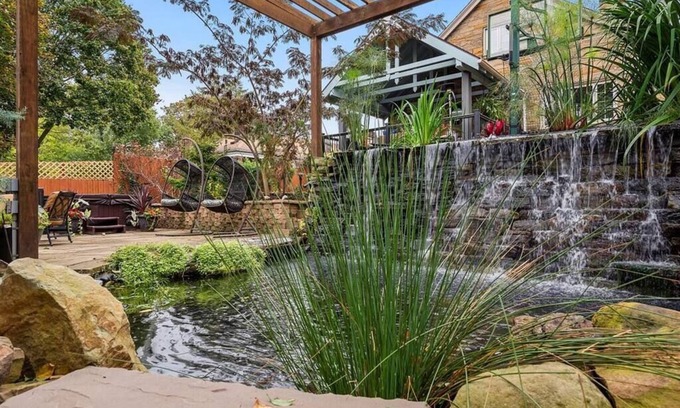 Brighton Heights Maison | *LUSH RETREAT*HotTub-Fire Pit-PetFriendly-Koi Pond