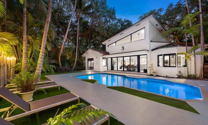 Northeast Coconut Grove Maison | Lush Villa with heated Pool sleeps 12, Location!