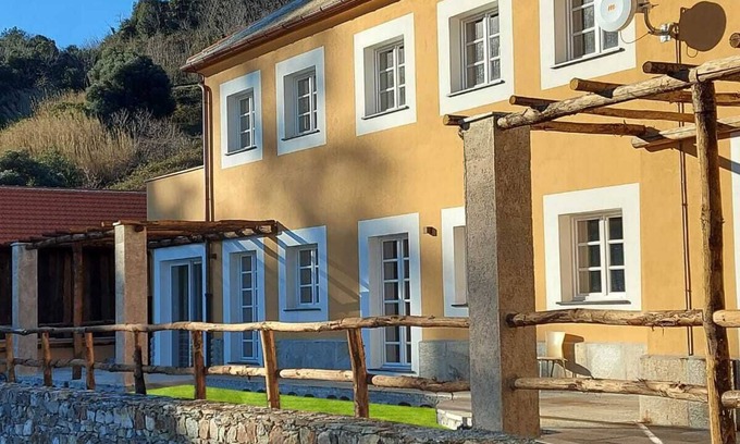 Arenzano Appartement | Lussuoso Appartamento con Piscina e Vista Mare