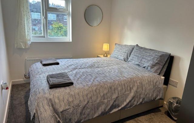 Luton Maison | Luton Homestay - Near AIRPORT & Train Station, High Speed Internet