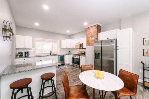 Pittsburgh Maison | LUX 2.3k SQFT, Game Room, Parking, Sleeps 10 Plus