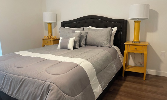 Downtown Appartement | Lux 2BD condo with pool, gym, hot tube, barbecue, free parking
