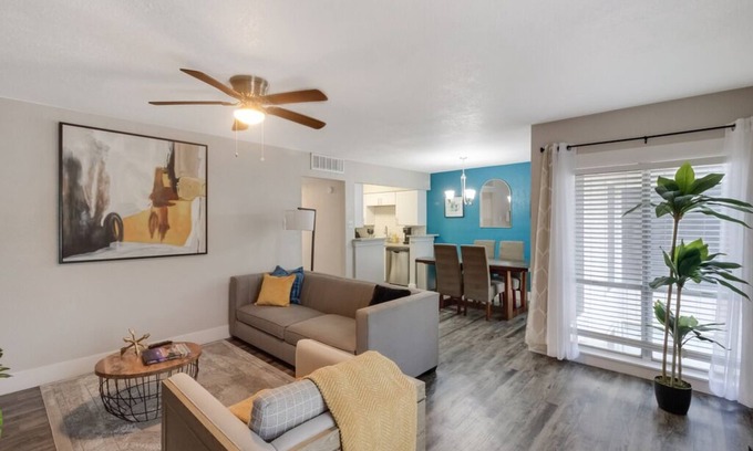 South Arlington Appartement | Lux 2bd King Bed, Park & Walk to AT&T, Global Life