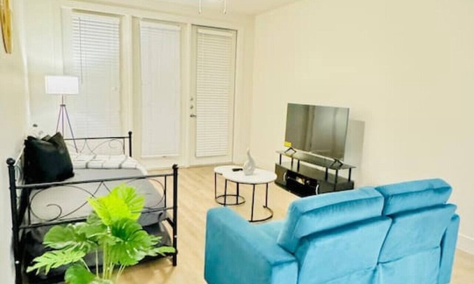 Wetmore Appartement | Lux 2BR 2Mi to Six Flags, La Cantera w/Pool & Gym