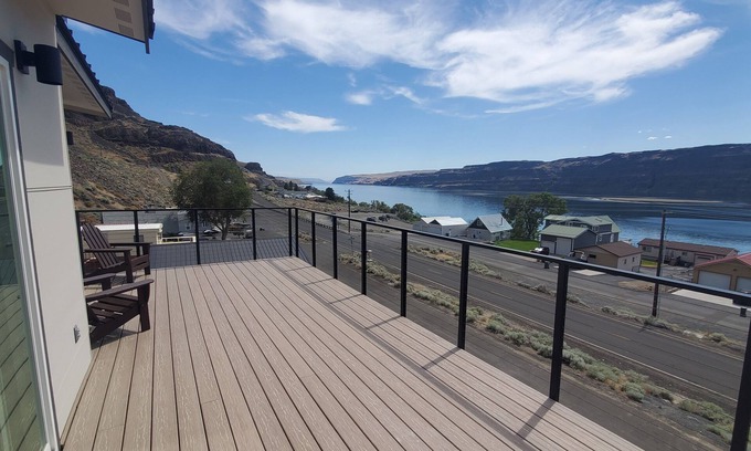Sunland Estates Maison | Lux 3 bdrm/3 bath sleeps 8 in George, Wa near Gorge Amphitheater & Wine Country