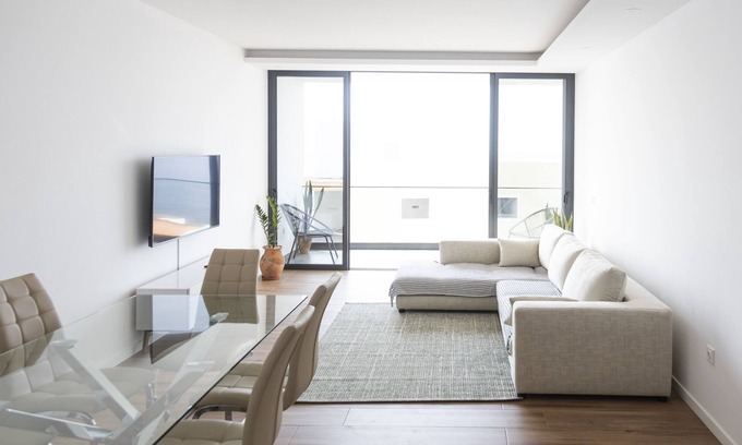 Praia Appartement | Lux 3-BR: Panoramic Sea View & Rooftop Pool
