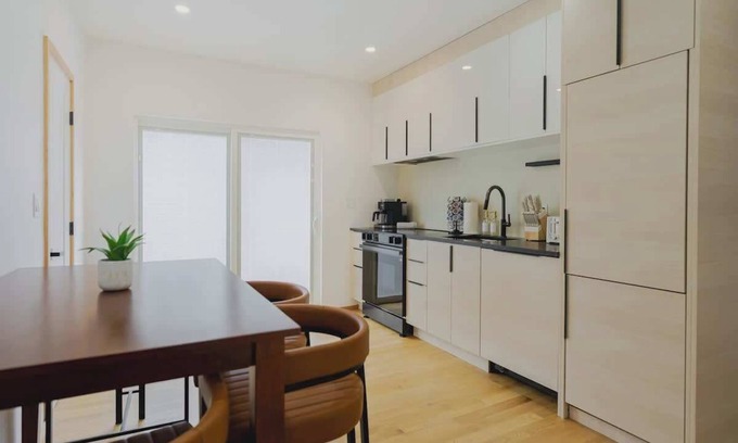 Central-Maverick Square - Paris Street Appartement | Lux 3BD Minutes Walk to Airport