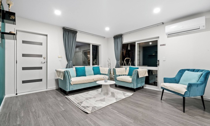 Flat Bush Maison | Lux 4 bdroom in Manukau with Spa, Patio and Light Breakfast