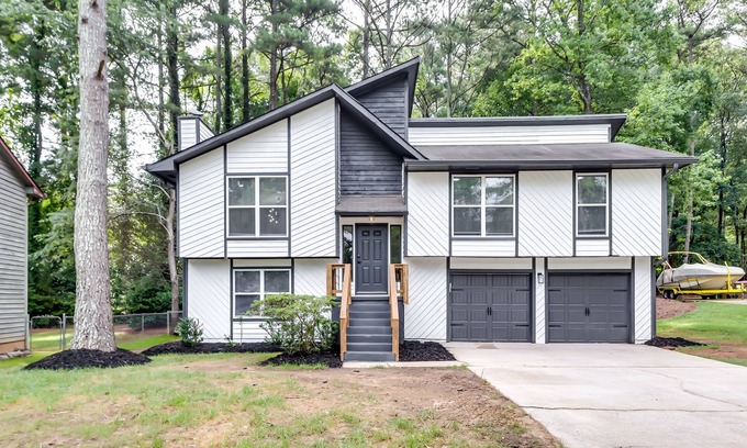 Johns Creek Maison | Lux 4BR Retreat: 86" Smart TV, 3BT, Deck & Grill in Alpharetta