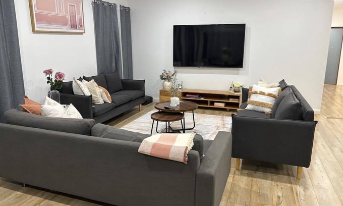Bridge Inn Maison | Lux 4BR Retreat, Pet-Friendly