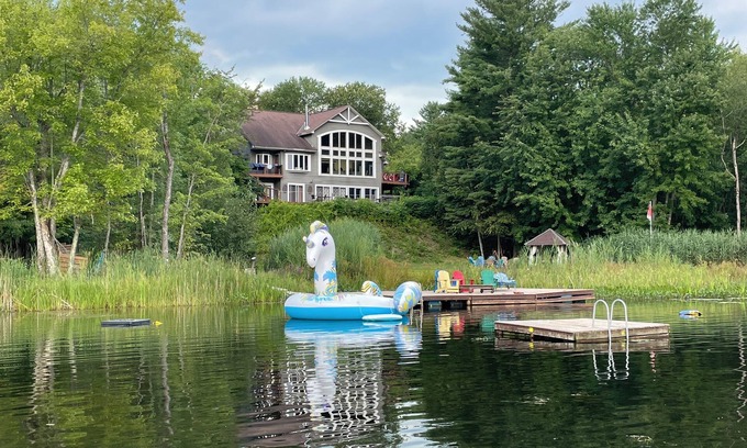 Norland Cottage | Lux 6 BDR/4 WR waterfront home for 14-private bay on exclusive lake 90 mins away