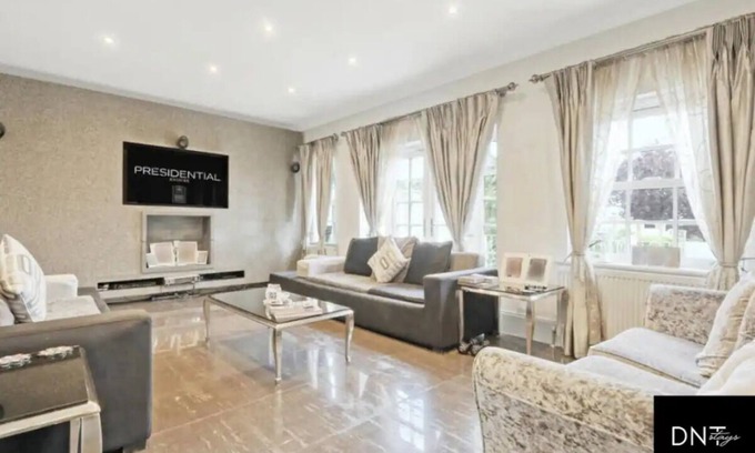 Redbridge Maison | Lux 7BR Chigwell House & Garden