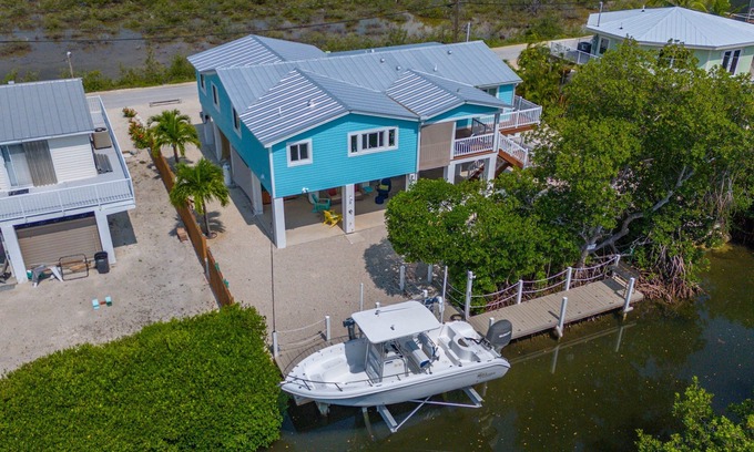 Breezeswept Beach Estates Maison | Lux Canal Front Home w/ Dock, Near Looe Key – Fishing, Diving & Sunsets!