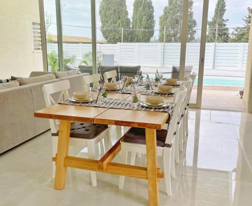 Rishon LeTsiyon Maison | Lux & Comfy ~ Pool ~ Queen Beds