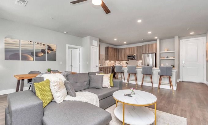 Katy Appartement | Lux & Cozy 2 Bedroom Suite - Resort Pool, Fitness Room & WiFi - Houston