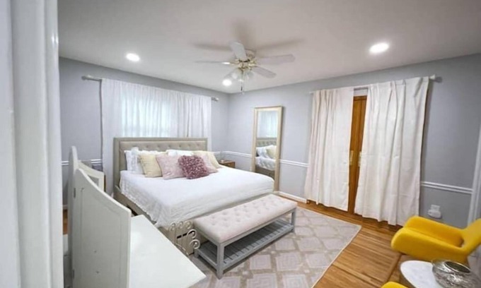 Colesville Maison | Lux Family Xcape with HotTub, Fireplace, Deck, BBQ